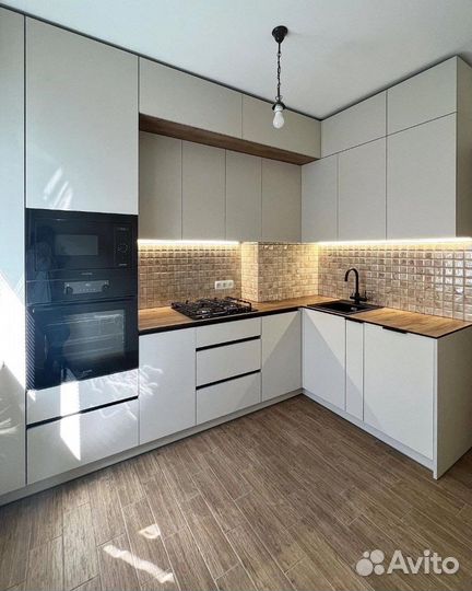 Белая классическая кухня в потолок с рассрочкой