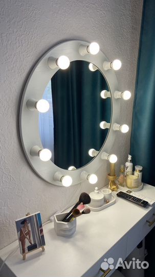 Гримерное зеркало с лампочками