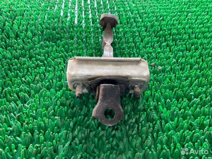 Ограничитель двери лев. зад. Toyota land cruiser