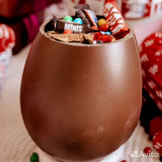 Огромное шоколадно яйцо