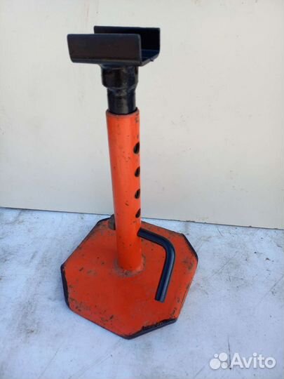 Подставка под автомобиль регулируемая