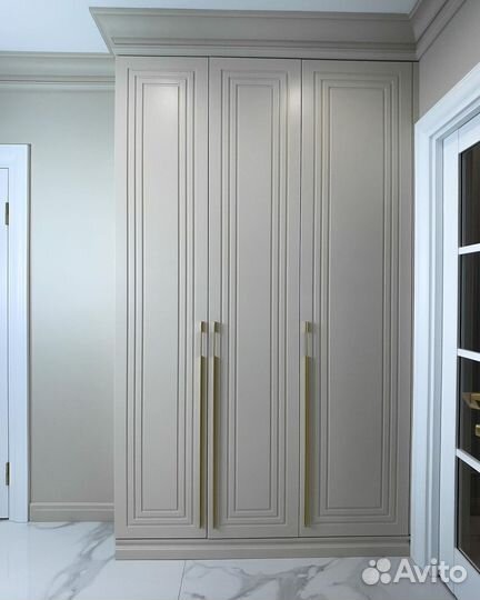 Шкаф на заказ с золотыми ручками