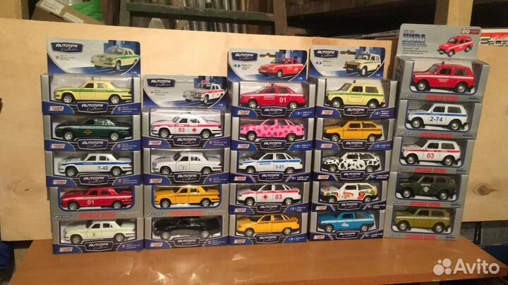 Коллекционные модели машин в ассортименте