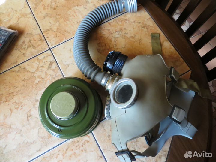 Противогазы (2 вида)