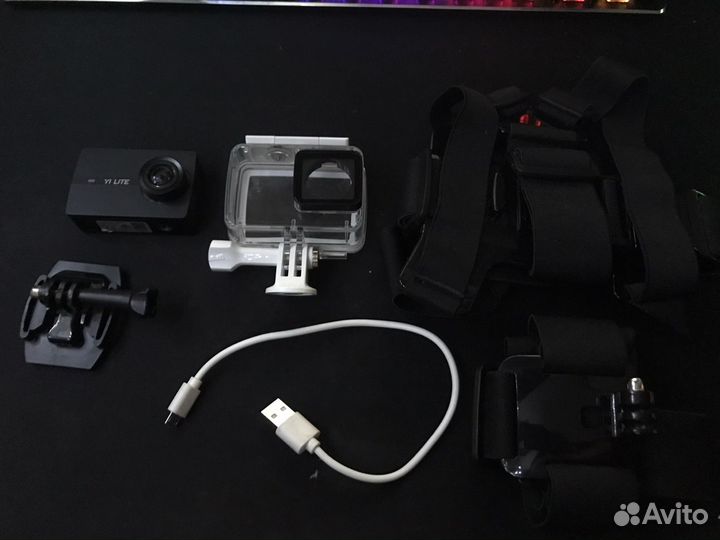 Экшен-камера XiaoYi lite чёрная и набор для съёмки