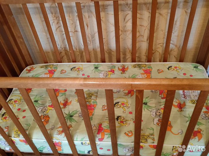 Детская кроватка с маятником