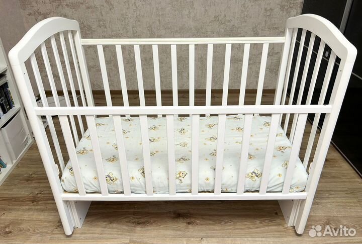 Детская кроватка с продольным маятником