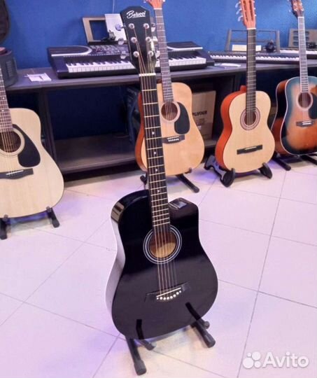 Гитара с чехлом и аксессуарами