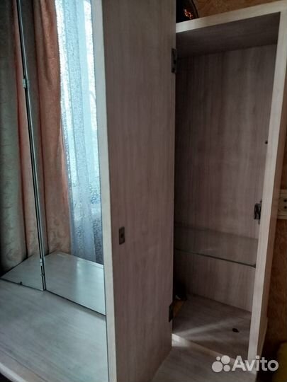 Трюмо с зеркалом