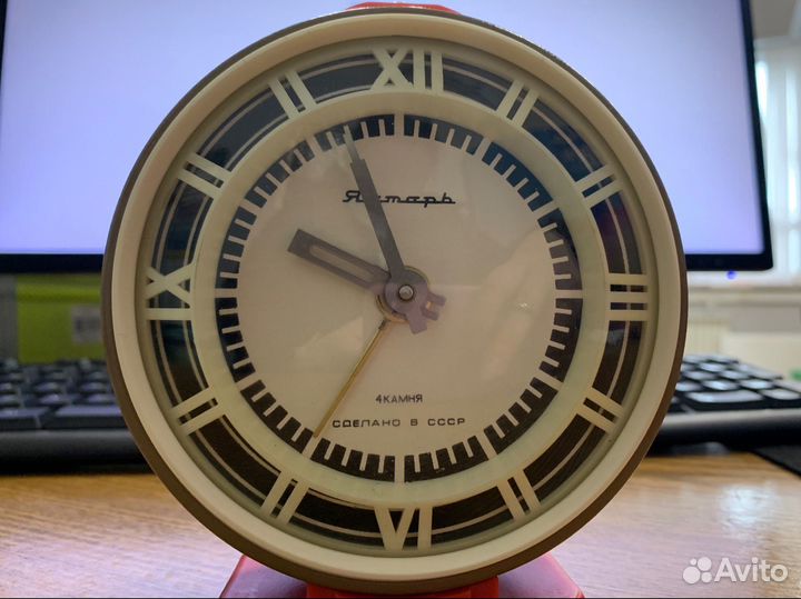 Часы будильник янтарь СССР