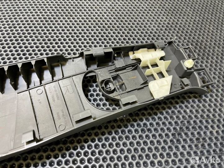 Обшивка стойки прав. Toyota Land Cruiser Prado