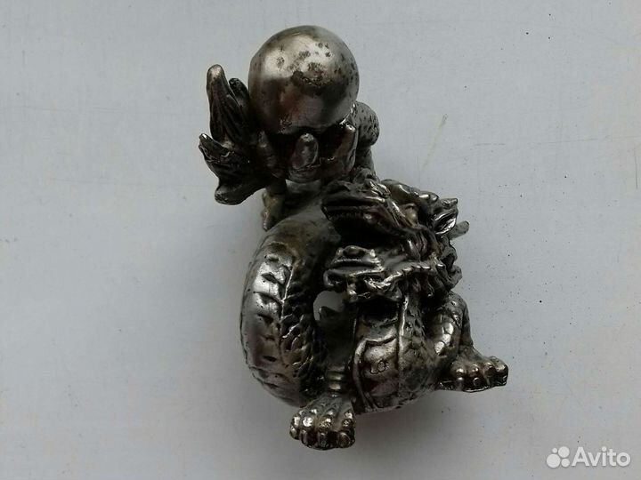 Дракон с жемчужиной в лапе. Высота 10 см