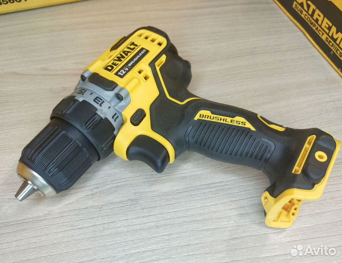 Дрель шуруповерт Dewalt DCD701