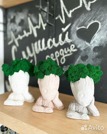 Статуэтка грут череп девочка со мхом