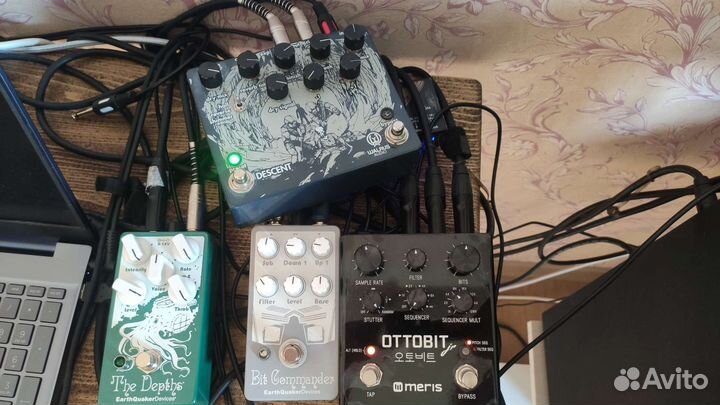 Кучка педалей эффектов для гитар И синтезаторов