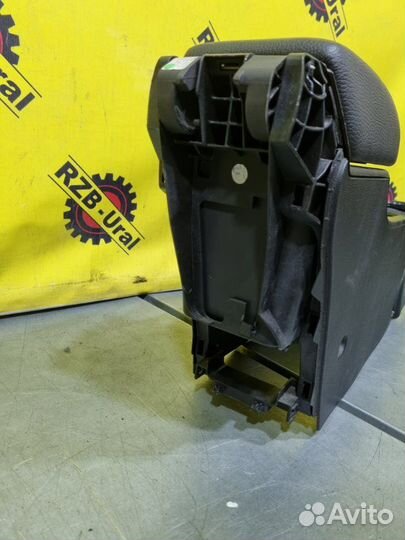 Центральная консоль с подлокотником Opel Astra J