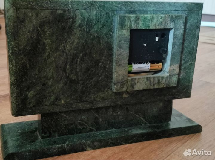 Часы настольные из камня