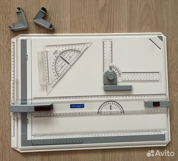 Чертежная доска с рейсшиной