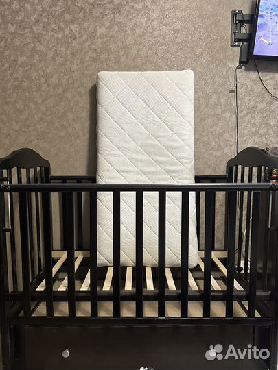 Детская кроватка с маятником