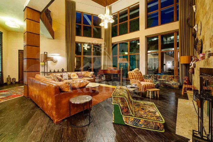 Дом 1100 м² на участке 1,3 га