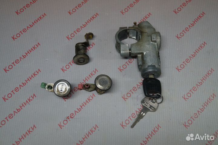 Nissan D8700-2N300 Замок зажигания / дверей