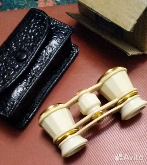 Бинокль театральный в футляре. СССР