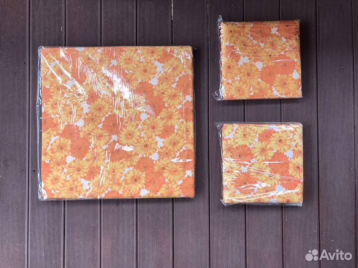 Набор складной мебели: Стол и пуфики