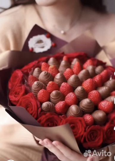 Букет из шоколадных конфет,роз,клубники