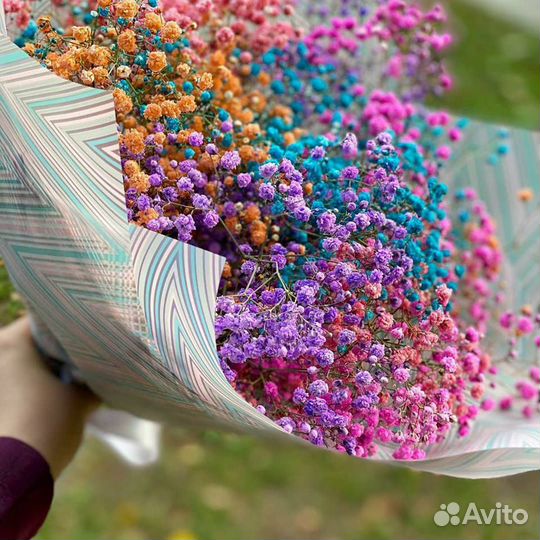 Радужный букет из гипсофилы