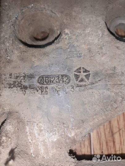 Кронштейн кондиционера Крайслер 2,4