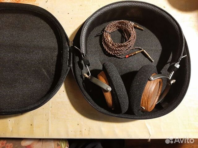 Наушники с кейсом для пере