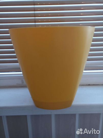 Большой цветочный горшок