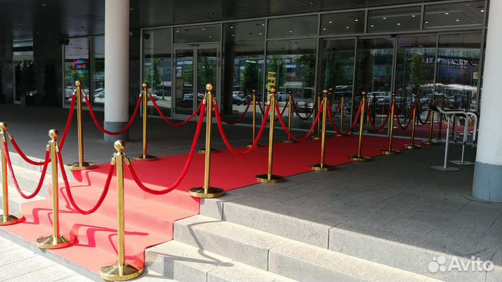 Аренда столбиков и ковровой дорожки