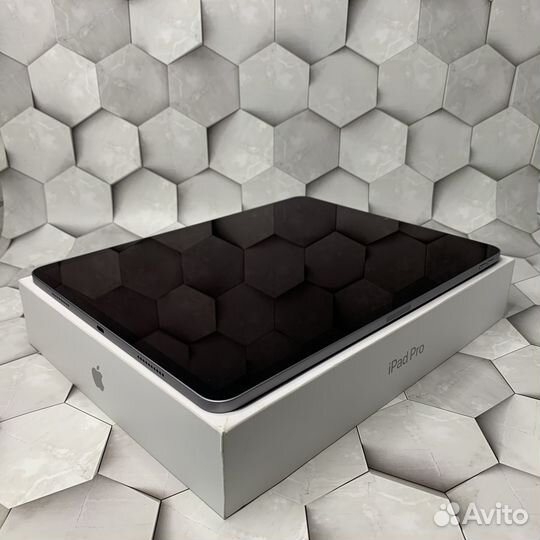 Отличный iPad Pro 12.9 6-Gen M2 256GB Wi-Fi