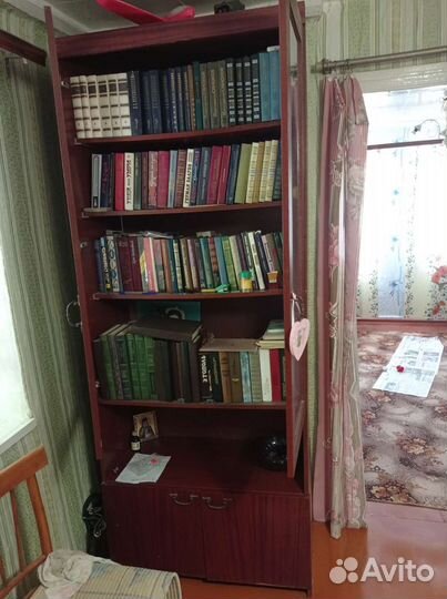 Книжный шкаф