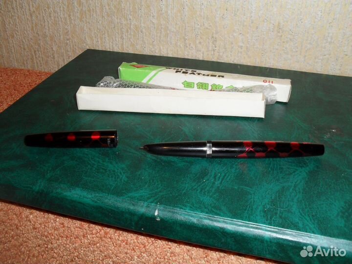 Перьевая ручка White feather