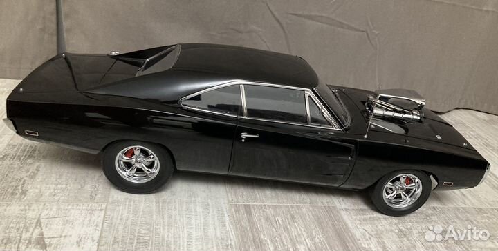 Модель авто Dodge Charger R/T в масштабе 1/8