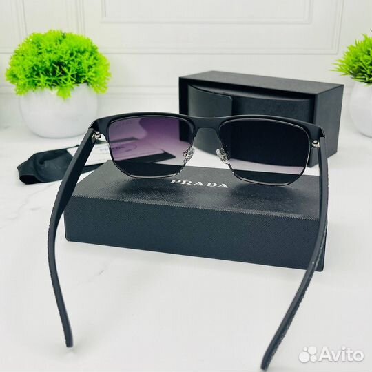 Солнцезащитные очки Prada