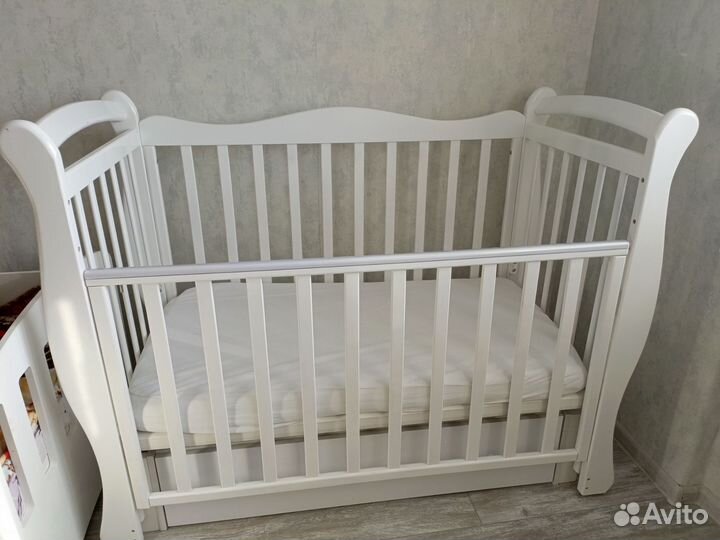 Детская кроватка с маятником