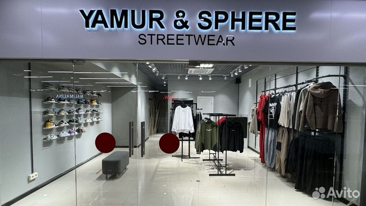 Продавец консультант в магазин одежды и кроссовок