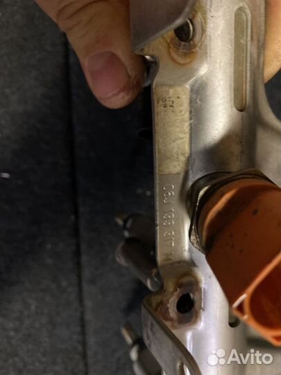 Топливную рампу в сборе с форсунками passat b7