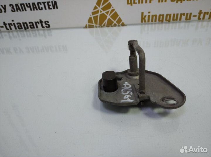 Крюк замка капота Skoda Kodiaq 1 NS7 до рестайлинг