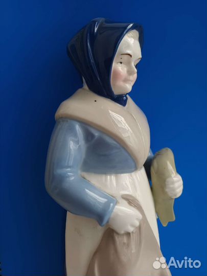 Статуэтка фарфор Женщина с рыбой. ГДР