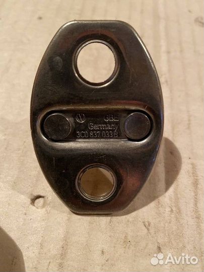 Ответная часть замка двери Volkswagen Passat