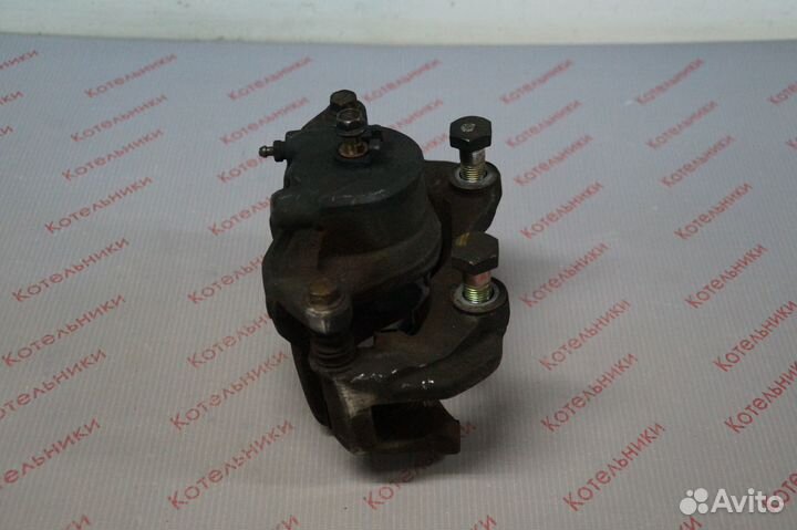 Nissan 41001-AU001 Суппорт тормозной правый