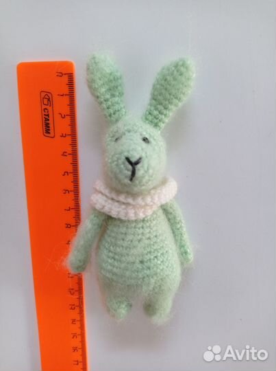 Вязаные зайчики ручной работы