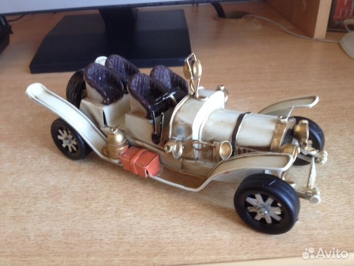 Художественный сувенир ретро автомобиля