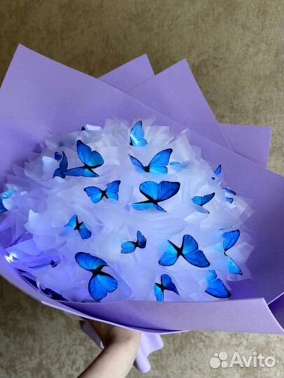 Букет из бабочек светящейся с гипсофилой