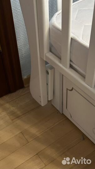 Детская кроватка с маятником