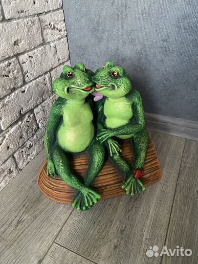 Садовые фигуры лягушки на лодке